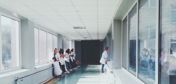 Personal médico El coste laboral en sanidad se estanca y cierra 2018 con un descenso del 0,17%